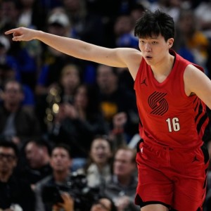 开云网址入口-镇守禁区！杨瀚森篮下补防直接摁帽封下对手投篮